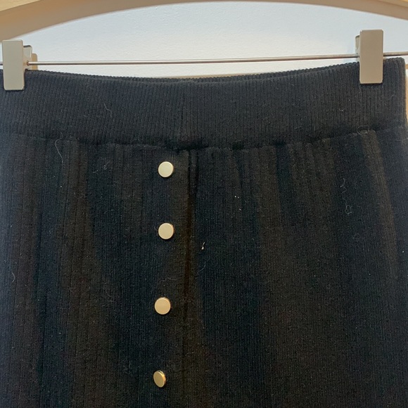 Soft and Warm Black knit skirt with matte gold buttons - Picture 5 of 9